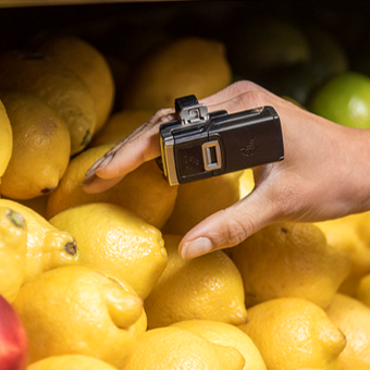 Scanner code-barres annulaire compact pour saisie rapide des données dans le commerce en mode mains libres