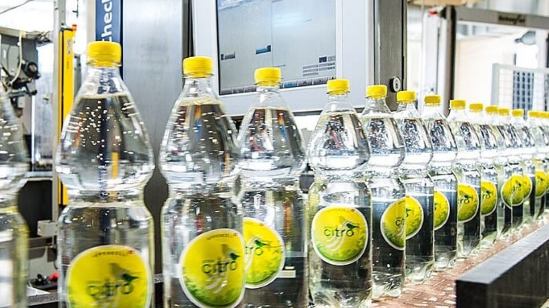 Ligne d'embouteillage automatisée de Goba AG, qui produit la célèbre limonade au citron Flauder grâce à sa source minérale unique à Gonten près d'Appenzell