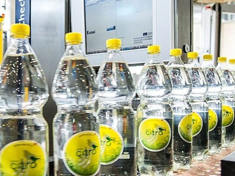Ligne d'embouteillage automatisée de Goba AG, qui produit la célèbre limonade au citron Flauder grâce à sa source minérale unique à Gonten près d'Appenzell