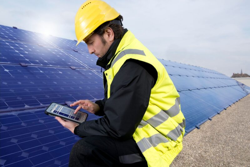 Robustes Tablet für mobile Datenerfassung bei Solarwartung durch Techniker im Ausseneinsatz