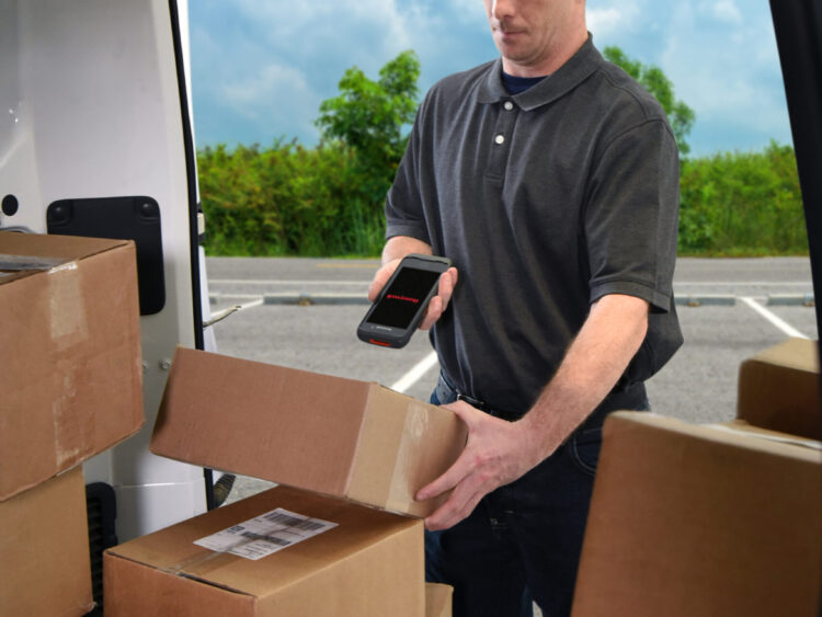 Mobiles Terminal für Barcode-Scanning bei der Fahrzeugbeladung im Logistikprozess