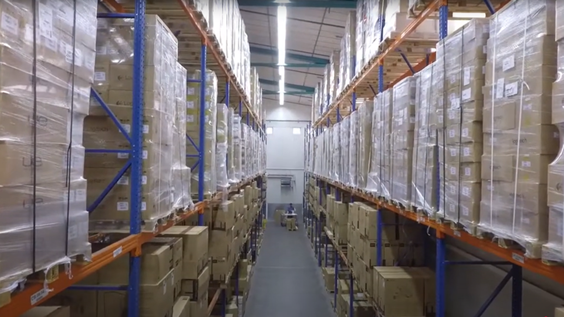 Entrepôt à hauts rayonnages avec stockage de palettes dans le centre de distribution de l'entreprise Littlebit Technology AG
