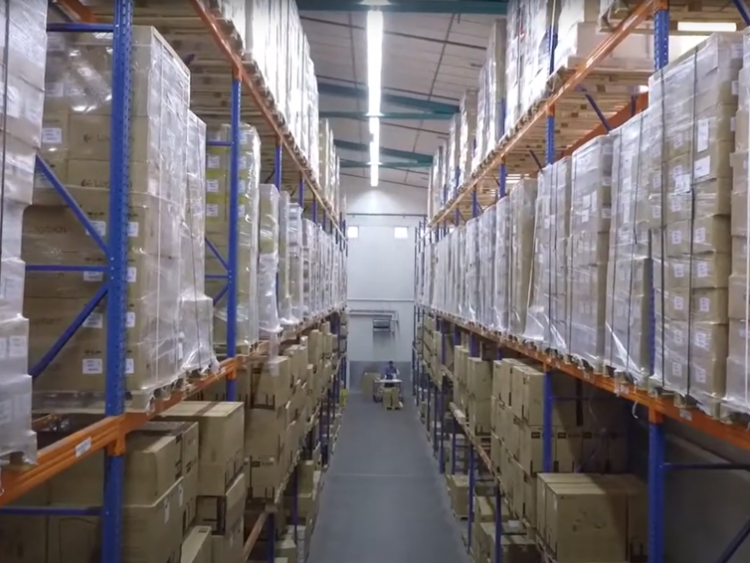 Entrepôt à hauts rayonnages avec stockage de palettes dans le centre de distribution de l'entreprise Littlebit Technology AG