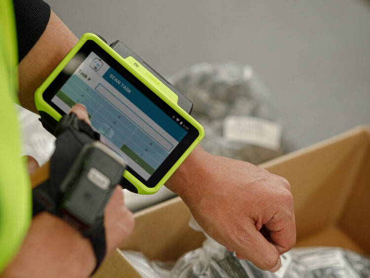 Terminal portable pour la logistique, conçu pour l’expédition, le suivi numérique et le contrôle des stocks