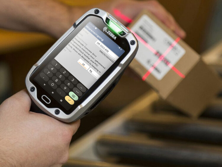 Terminal portable avec lecteur de codes-barres pour la logistique, conçu pour le suivi numérique des stocks, la gestion des commandes et l’optimisation des processus
