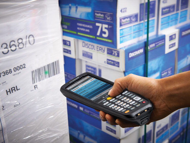 Terminal portable avec lecteur de codes-barres pour réception de marchandises, gestion des stocks et suivi numérique