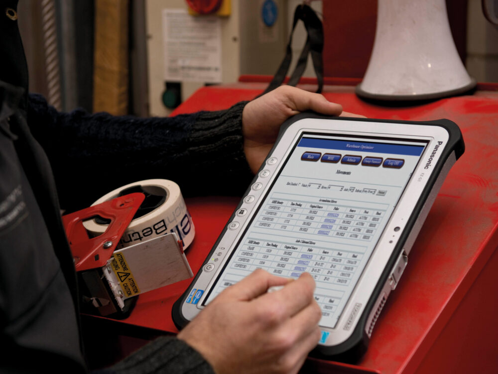 mployé industriel saisit des données logistiques sur tablette robuste avec logiciel mobile pour données en temps réel