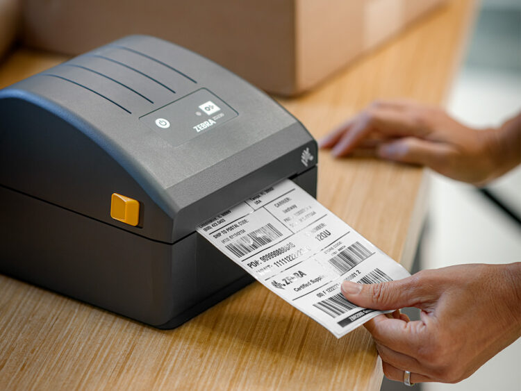 Imprimante pour étiquettes d’expédition, idéale pour gestion centralisée des étiquettes avec codes-barres en logistique et entrepôts