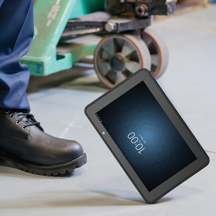 Tablette industrielle tombant au sol dans un environnement logistique, conçue pour durabilité