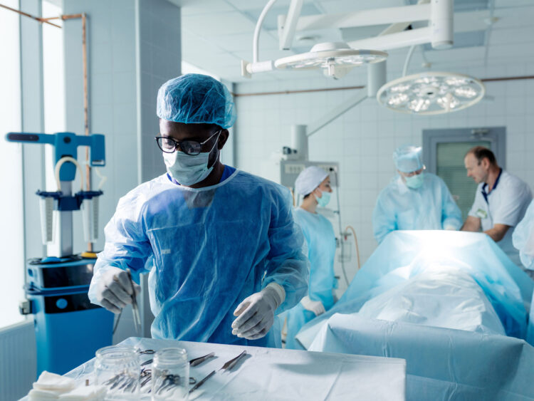 Le chirurgien prépare les instruments chirurgicaux, les données sont saisies à l'aide d'une solution logicielle mobile dans la salle d'opération de l'hôpital