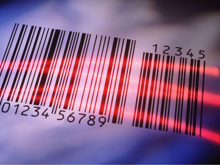 Laserstrahlen scannen einen schwarzen Barcode, welcher auf einem weissen Etikett gedruckt ist