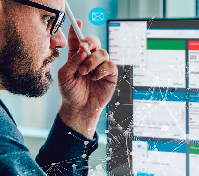 Software-Entwickler programmiert mobile Apps und Management-Software