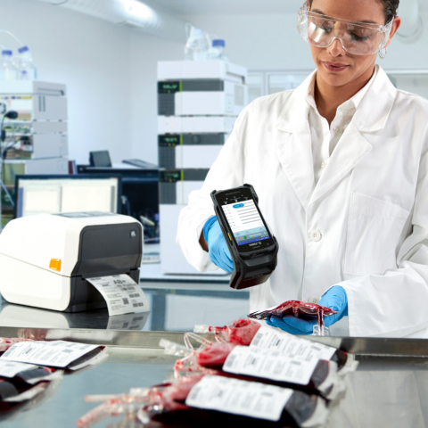 Drucker für RFID-Etiketten und Handheld-Terminal mit RFID-Reader für die Kennzeichnung und Erfassung von Blutkonserven in medizinischem Labor