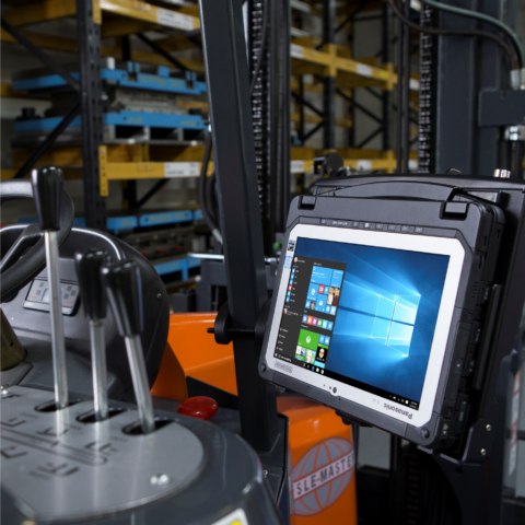 Robustes Panasonic Toughbook Tablet, mit geeignetem Zubehör als Fahrzeugterminal auf einem Gabelstapler oder Logistikfahrzeug im Warenlager installiert