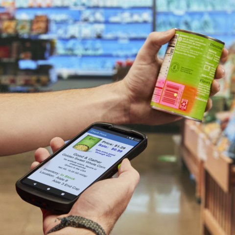 Mitarbeiter eines Grossverteilers erfasst das Barcode-Etikett eines Produkts mit einem mobilen Computer für die rasche Abfrage von Preis, Verfügbarkeit und Lagerinformationen