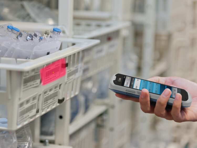 Un ordinateur mobile scanne une étiquette à code-barres pour l'inventaire du matériel médical dans l'entrepôt de l'hôpital