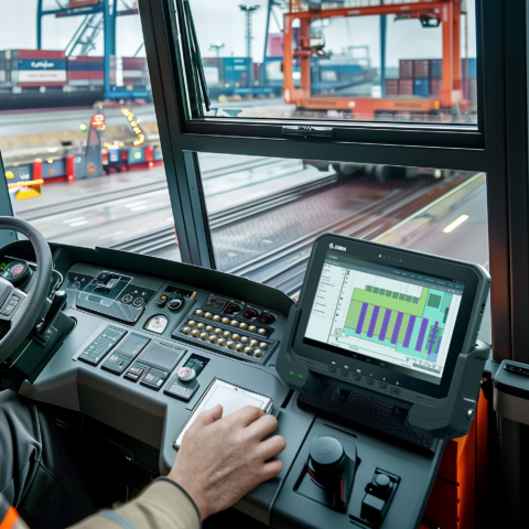 Robustes Tablet mit Halterung, professionell installiert im Kranführerstand eines Container-Terminals oder auf einem Logistikfahrzeug