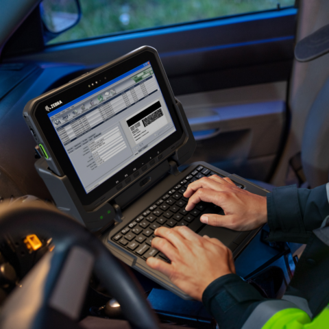 Robustes Notebook mit Halterung und Tastatur in einem Logistikfahrzeug oder Einsatzwagen, ideal für mobile Datenerfassung