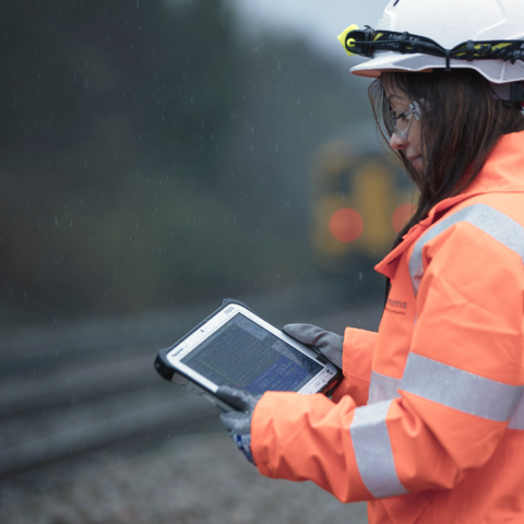 Wetterfestes robustes Tablet im Outdoor-Einsatz bei Regen auf Baustelle, geeignet für mobile Datenerfassung und Datenabfragen unter extremen Bedingungen