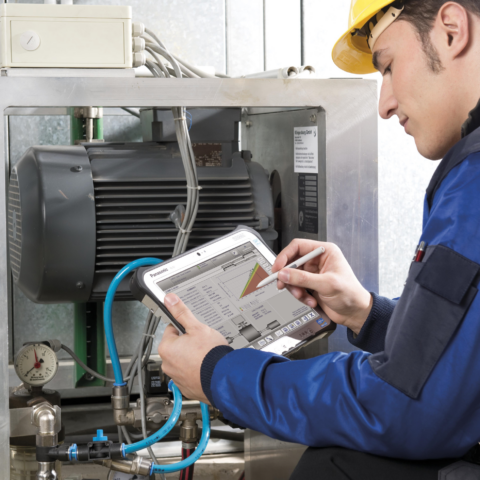 Robustes Tablet für Wartungseinsätze, ideal für mobile Datenerfassung und Anlagenanalyse durch Service-Techniker