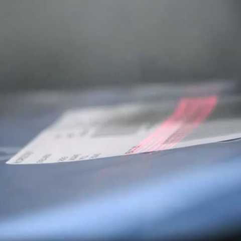 Etikettenapplikator für schonende Blow-On-Kennzeichnung auf Verpackungsfolien oder Plastiktüten