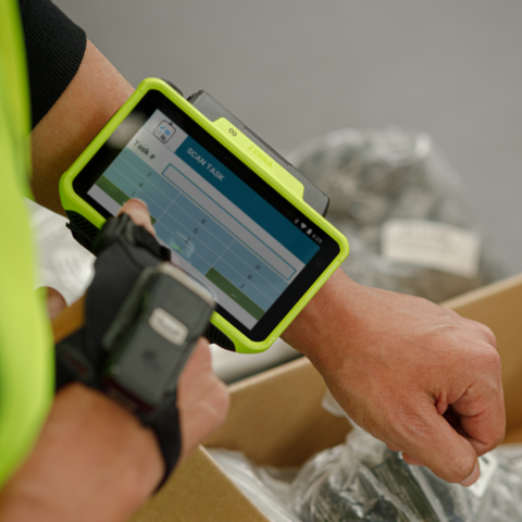 Tragbares Wearable System bestehend aus einem mobilen Terminal und einem Ringscanner unterstützt freihändiges Arbeiten, digitale Lagerverwaltung und Warenrückverfolgbarkeit
