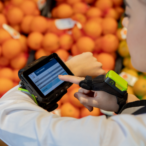 Wearable System mit mobilem Terminal und Ringscanner für Bestandskontrolle und Regalpflege im Supermarkt