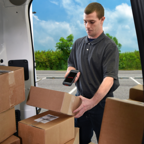 Livraison de colis chez le client, rendue possible grâce à une saisie complète des données et à la solution logicielle mobile mES Transportation de mobit