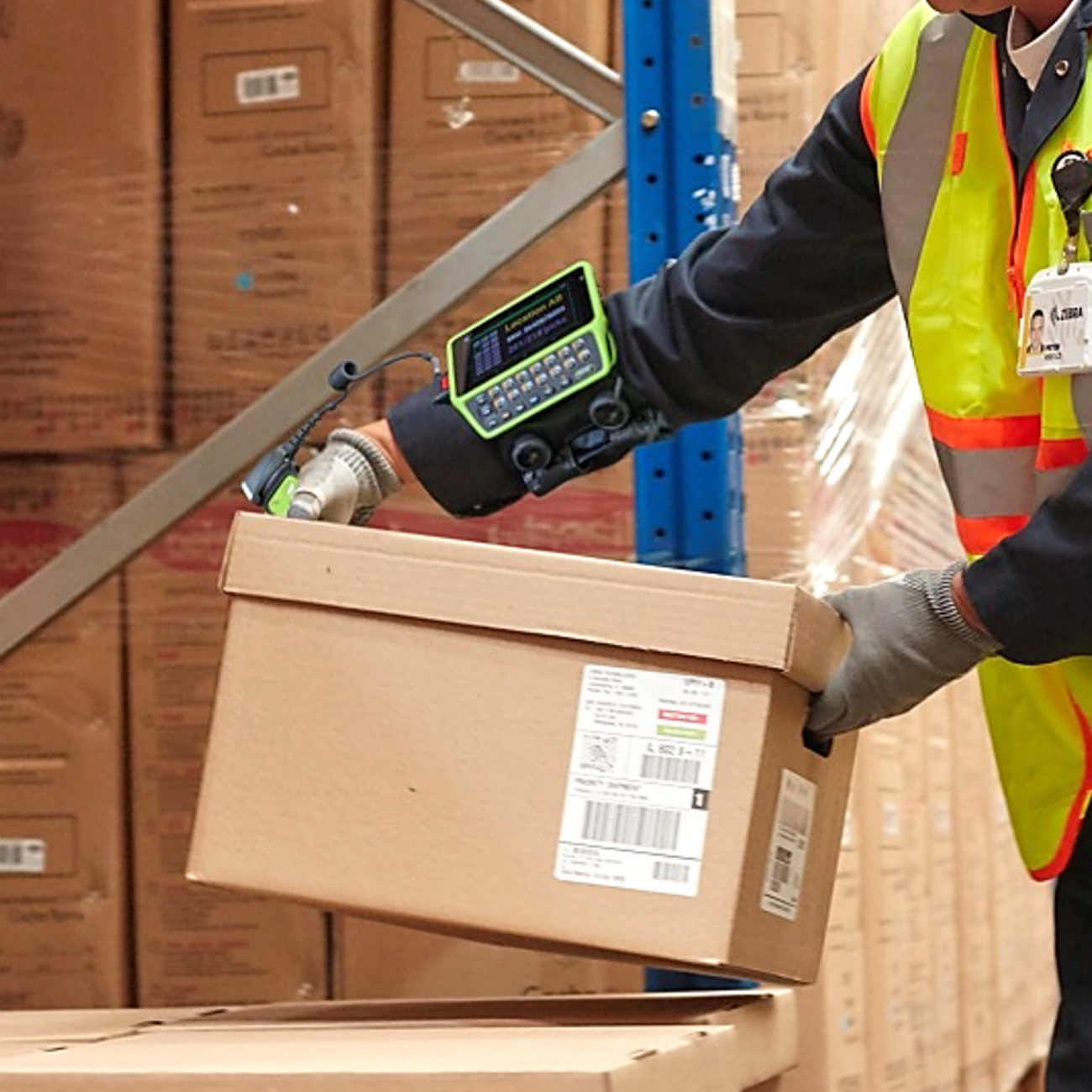 Système portable avec terminal Zebra WT6400 et scanner annulaire filaire Zebra RS5000x, idéal pour travailler les mains libres dans les processus logistiques