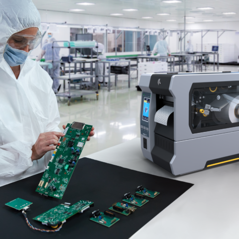 L'imprimante de micro-étiquettes Zebra ZT610 imprime de petites étiquettes à code-barres destinées au marquage des circuits imprimés dans une salle blanche