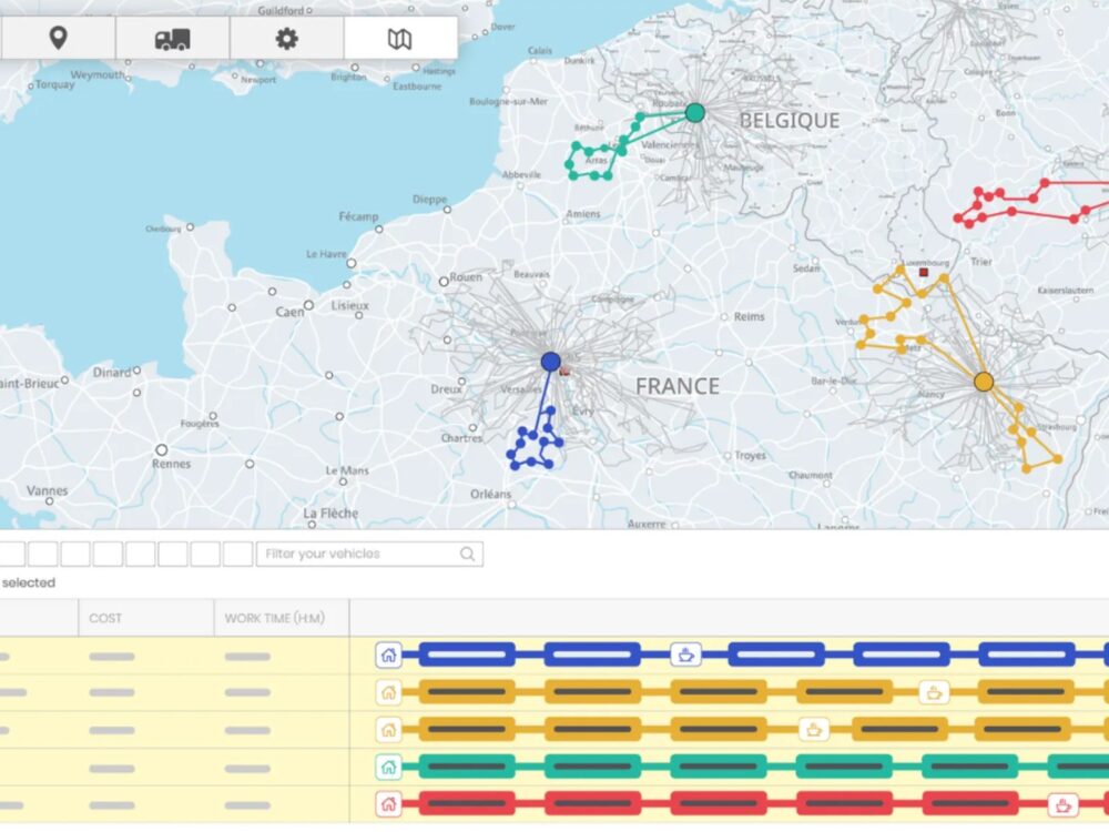 Planboard der OptiFlow Software mit Übersichtskarte der geplanten Liefertouren und Gant-Chart der eingesetzten Fahrer vor der Freigabe der Lieferwelle