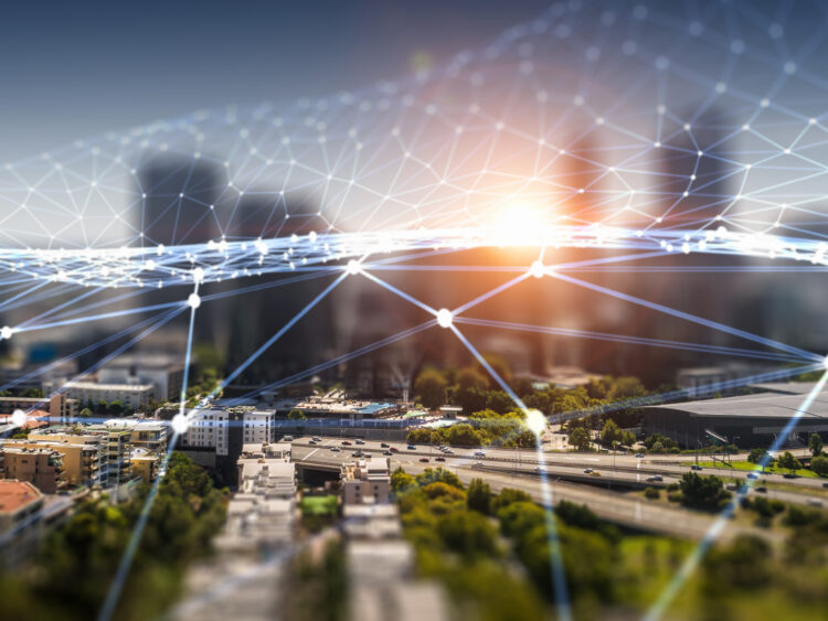 Réseau numérique couvrant toute une ville symbolisant des itinéraires de transport optimisés et des économies mesurables dans les processus de livraison