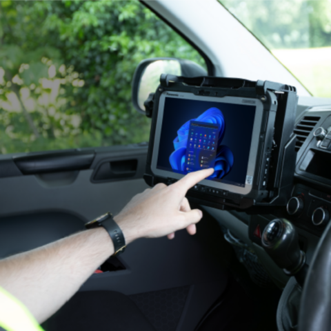 Panasonic Toughbook FZ-G2 mk3 in robuster Fahrzeughalterung für mobile Datenerfassung, Flottenmanagement und digitale Tourenplanung
