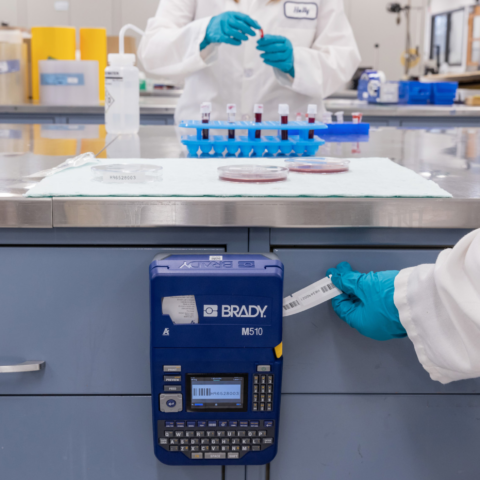 Tragbarer Brady M510 Drucker druckt Barcode-Etiketten für Proben und Petrischalen im Labor